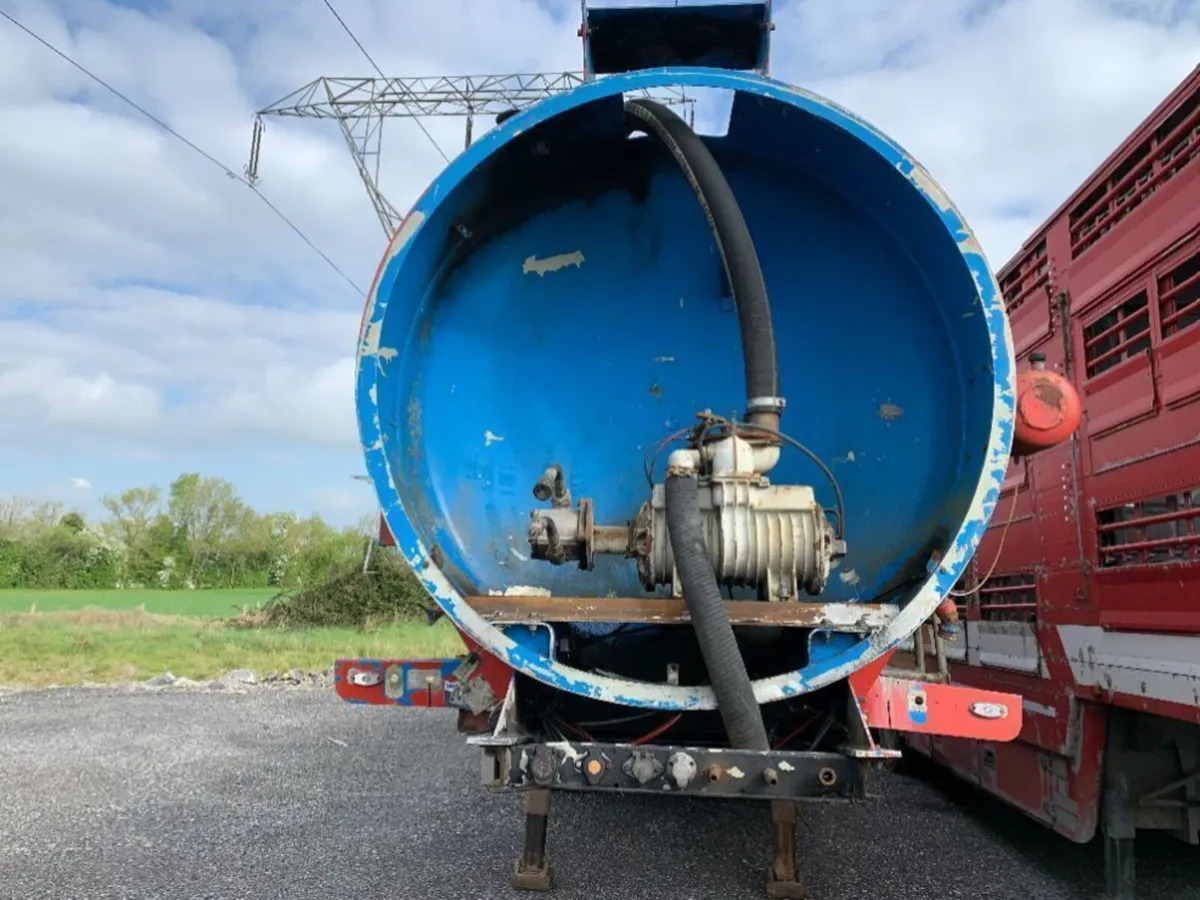 2006 Clayton Tri Axle Artic Barrell c/w Pump - Image 2