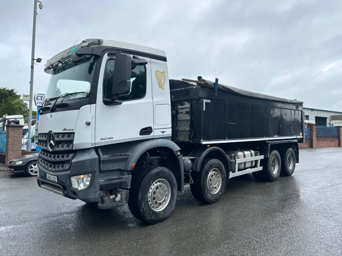 2014 Mercedes 3236 8x4 tar tipper - Image 1