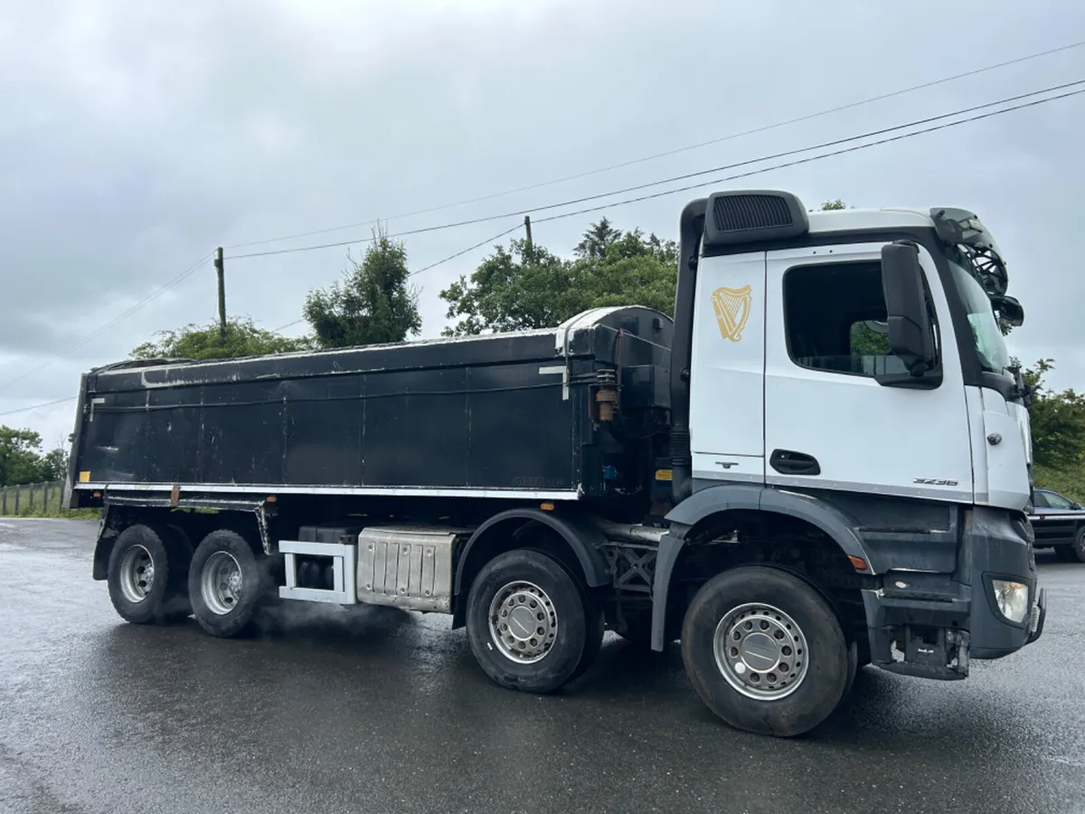 2014 Mercedes 3236 8x4 tar tipper - Image 4