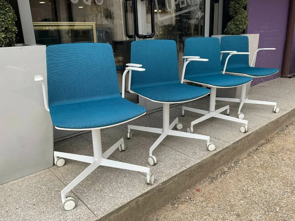 Pedrali Noa 728 swivel chair - Image 3