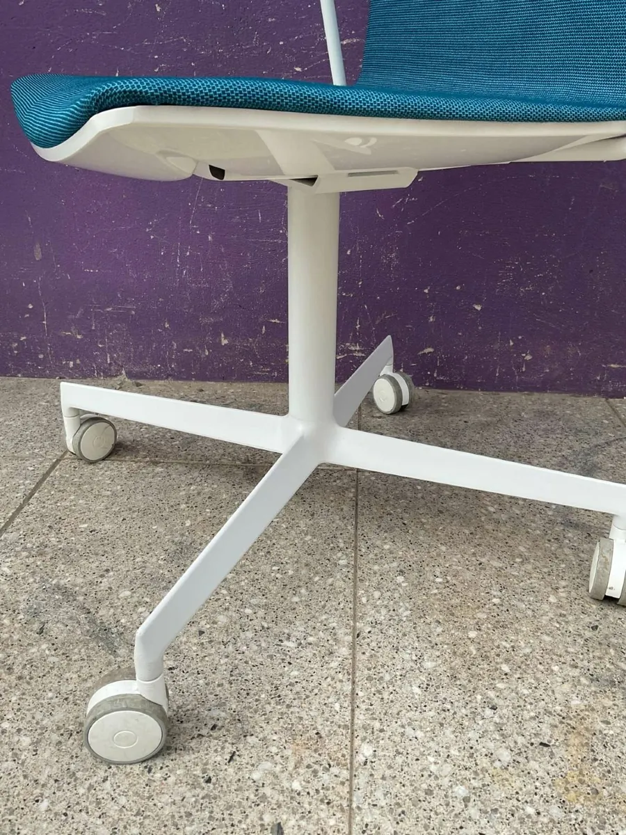 Pedrali Noa 728 swivel chair - Image 4