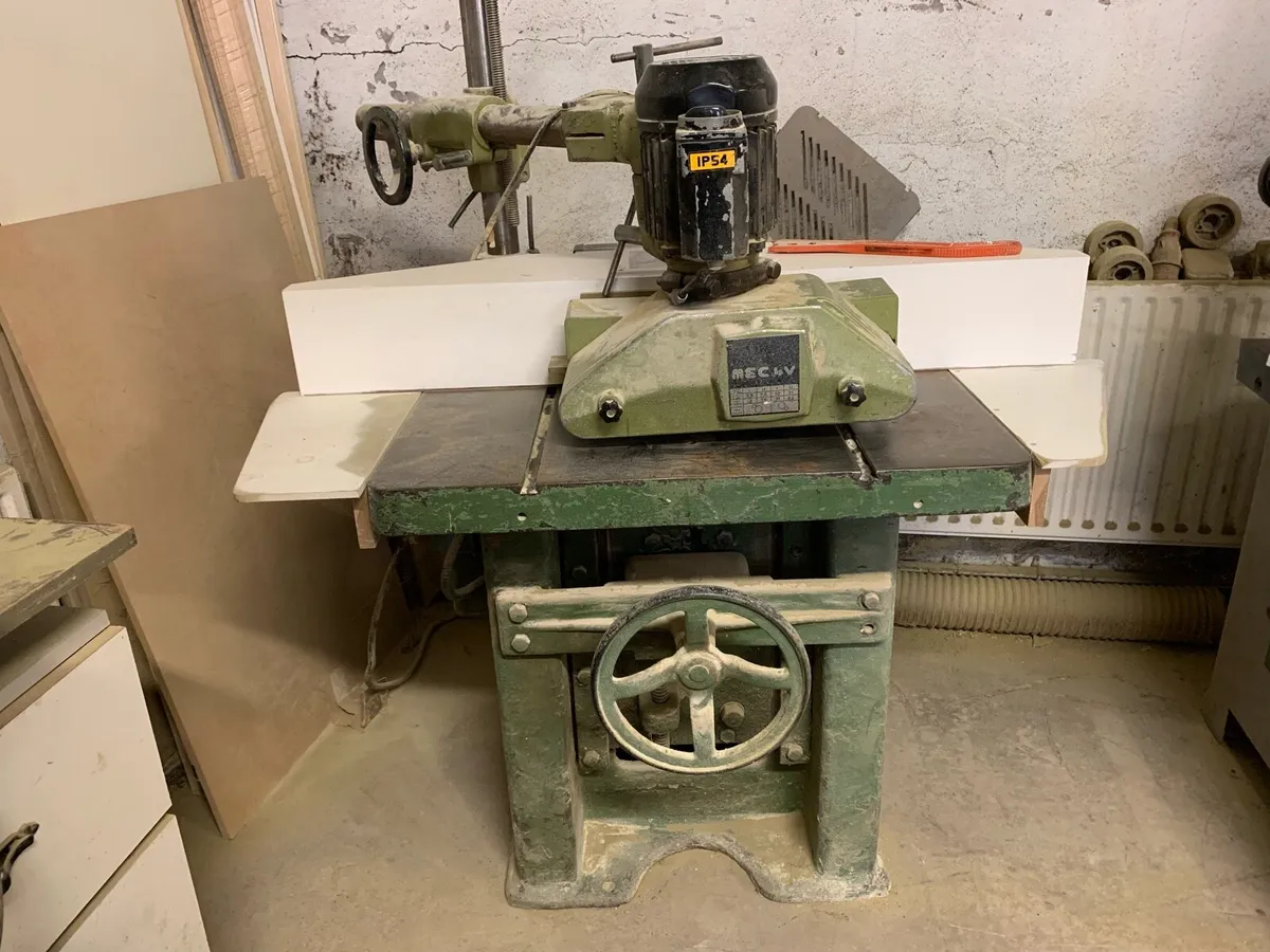 Spindle moulder with power feed - Image 1
