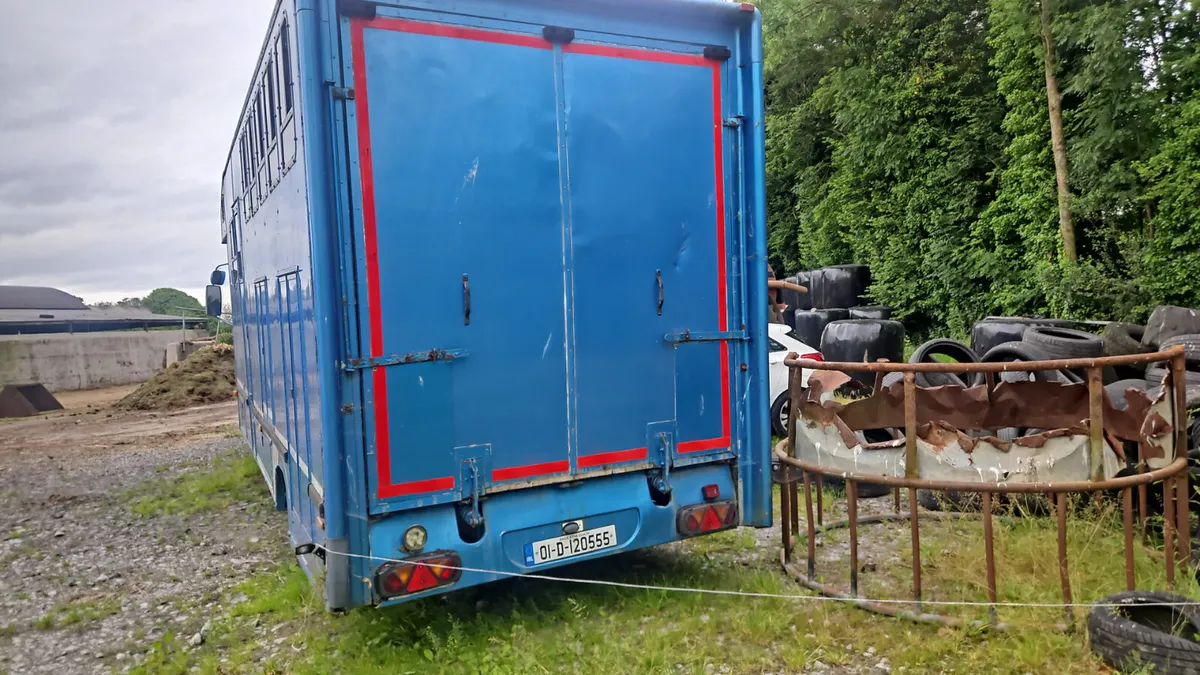Renault Horse lorry with living - Image 2