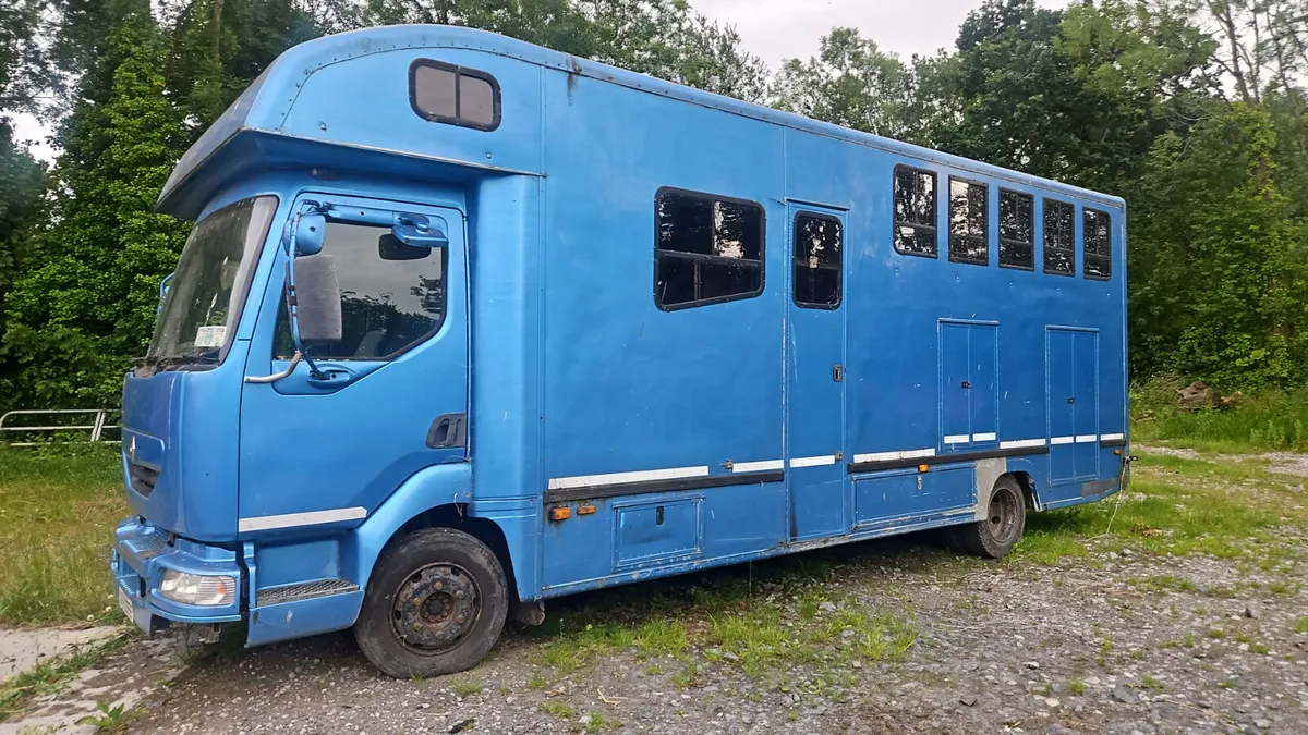 Renault Horse lorry with living - Image 1