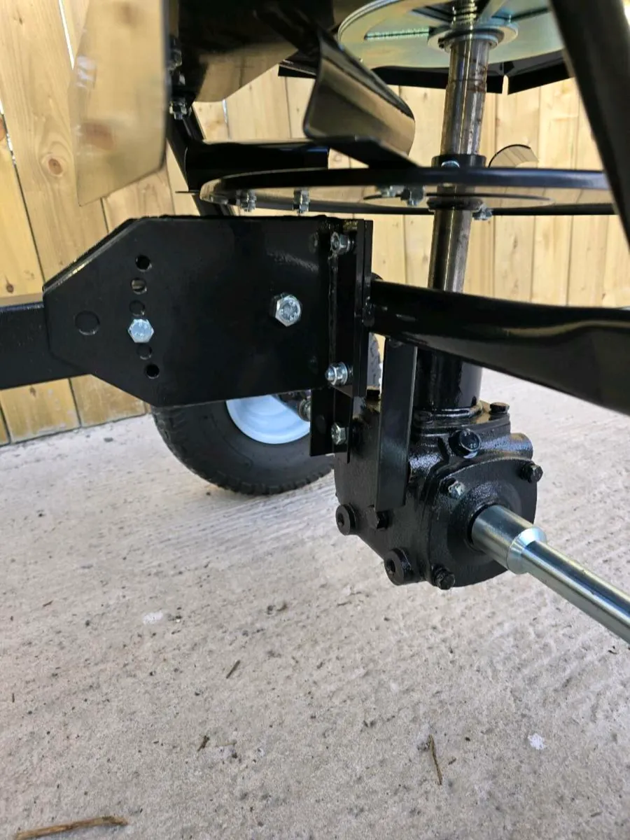 Towable quad ride on lawnmower fertilizer spreader - Image 3