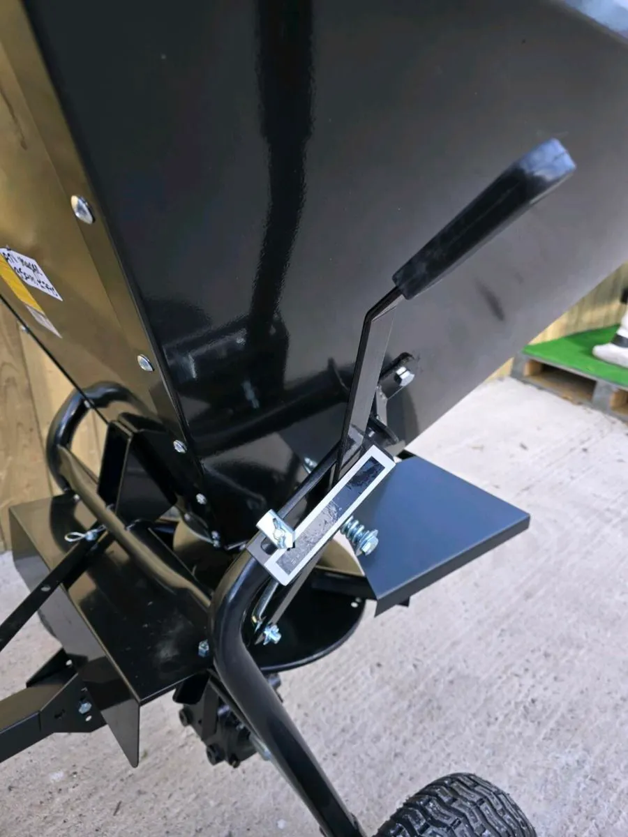 Towable quad ride on lawnmower fertilizer spreader - Image 4