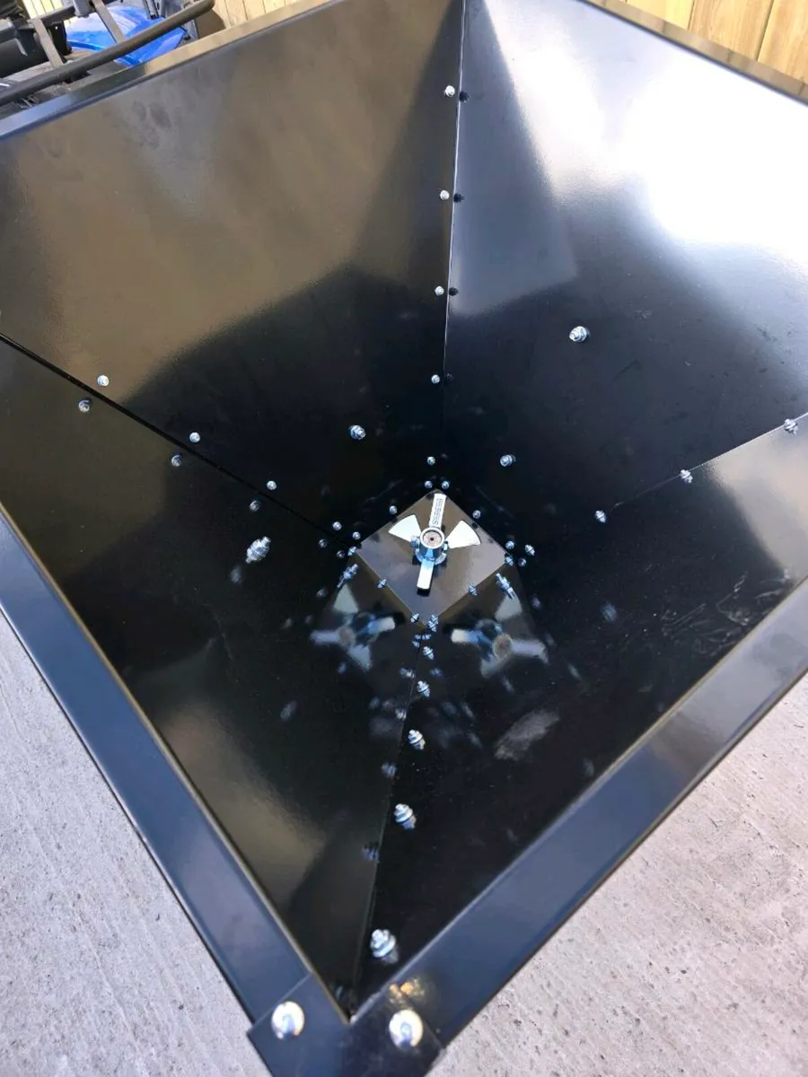 Towable quad ride on lawnmower fertilizer spreader - Image 2