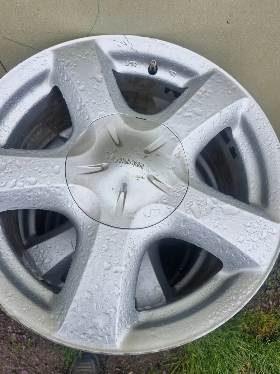 20015 ISUZU DMAX ALLOYS WITH CAPS 17 INCH - Image 1