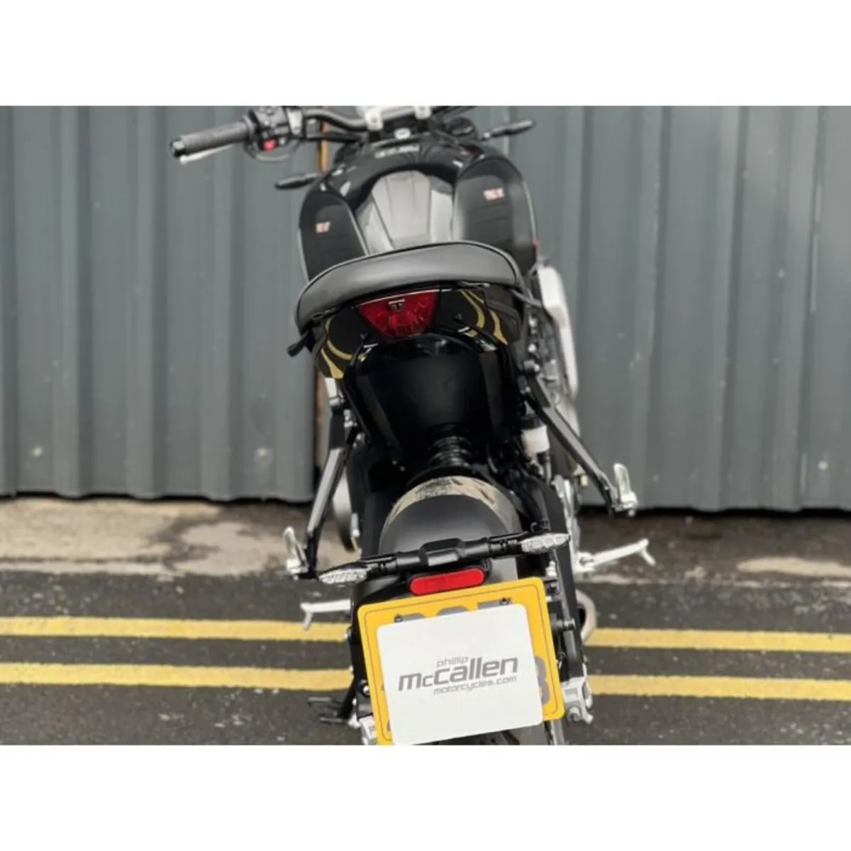 2024 Triumph Trident 660 - Image 2