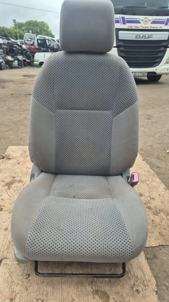 2009 TOYOTA  HILUX FRONT RH SEAT