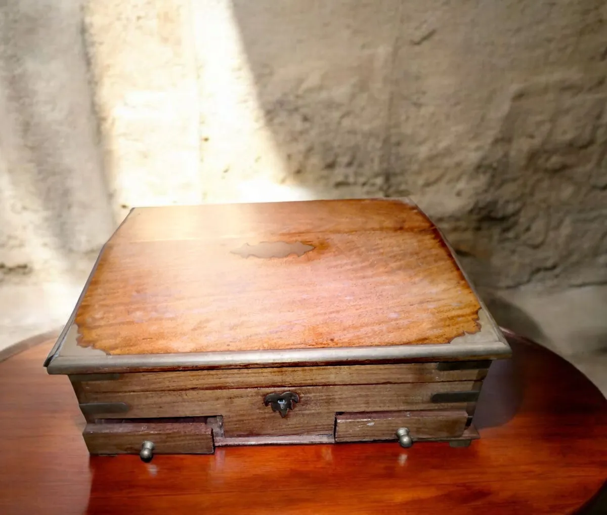 Old wooden jewellery box with brass details - Image 1