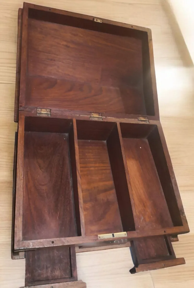 Old wooden jewellery box with brass details - Image 3