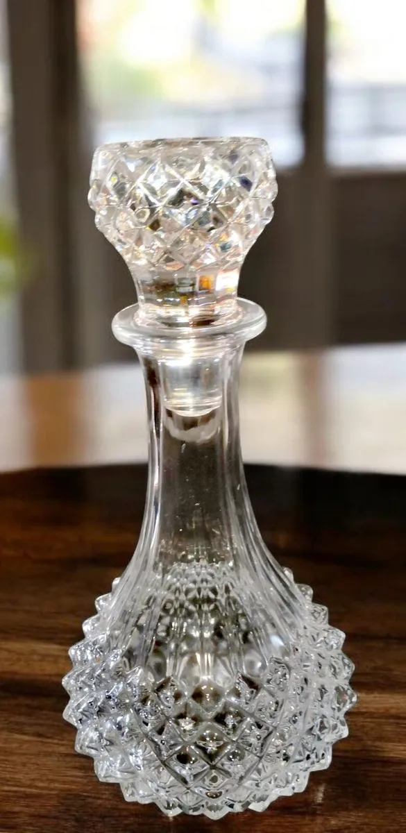 Beautiful crystal decanter 28cm - Image 1