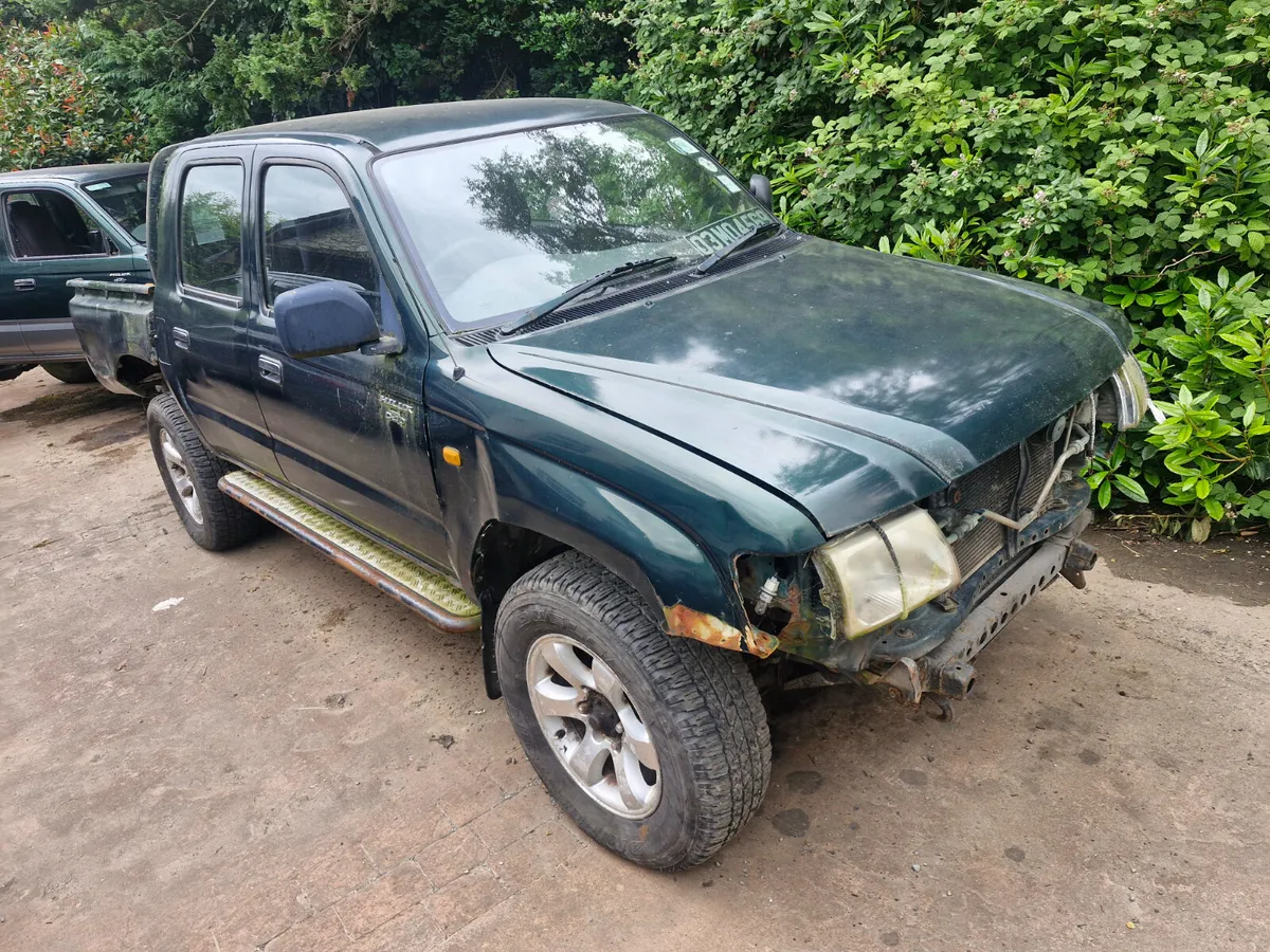 Toyota hilux 2003 breaking for parts - Image 1
