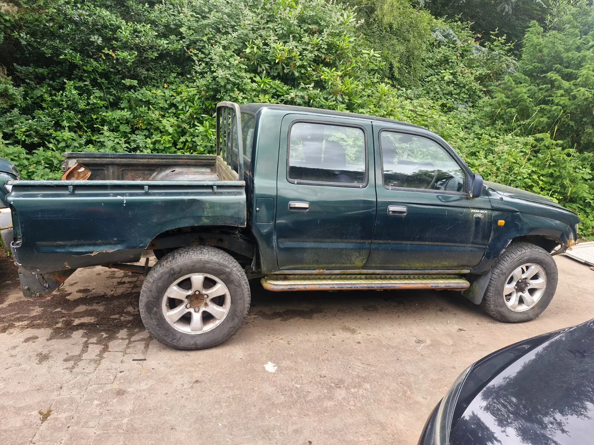 Toyota hilux 2003 breaking for parts - Image 4