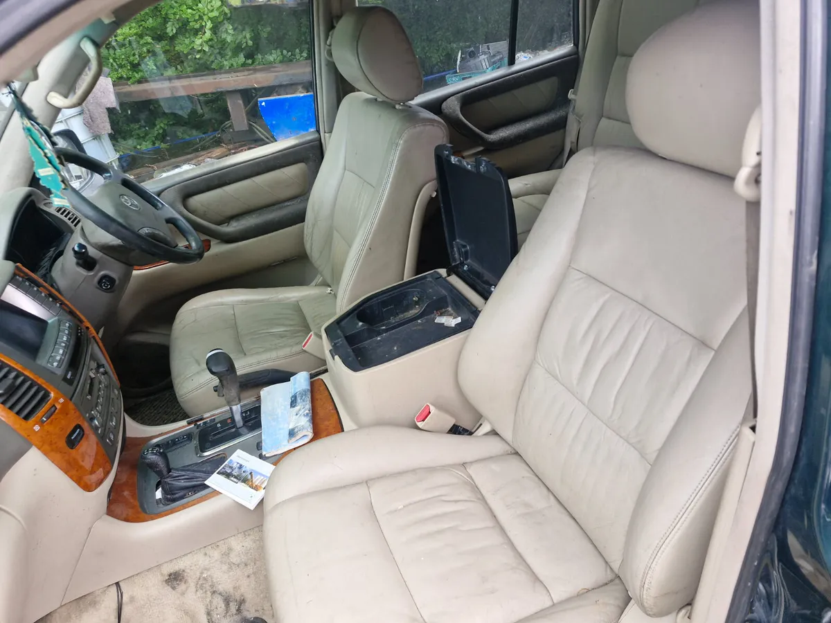 Toyota landcruiser amazon breaking for parts - Image 3