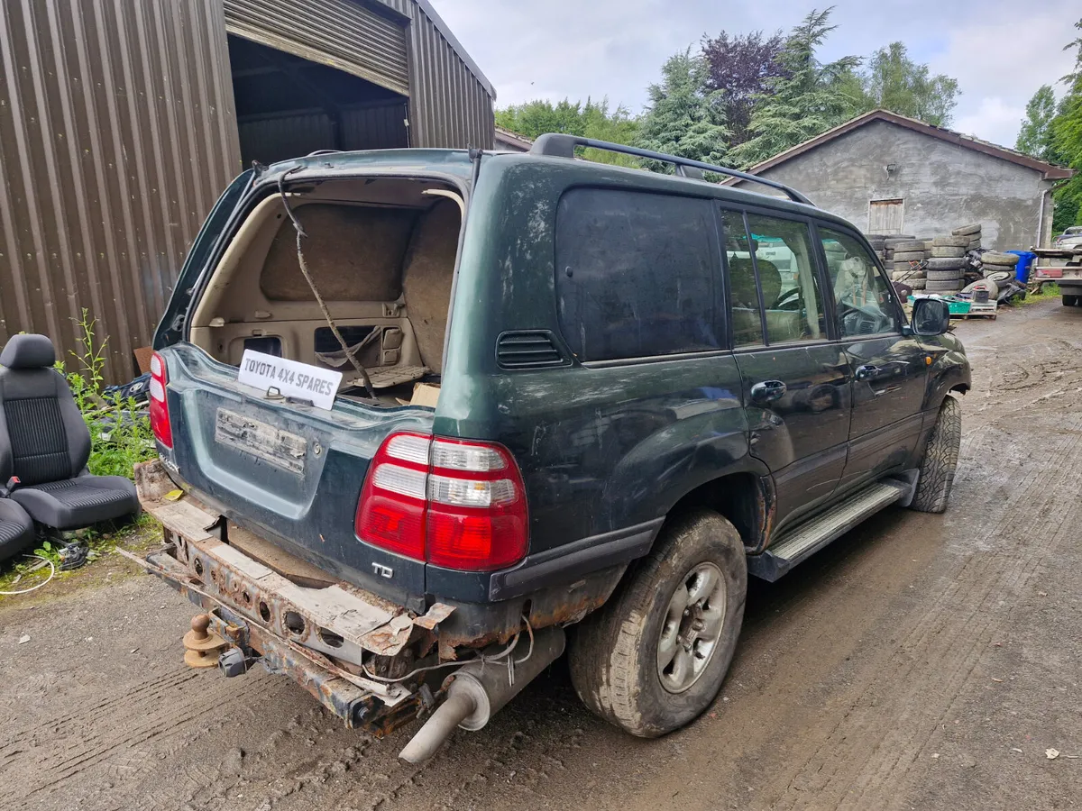 Toyota landcruiser amazon breaking for parts - Image 4