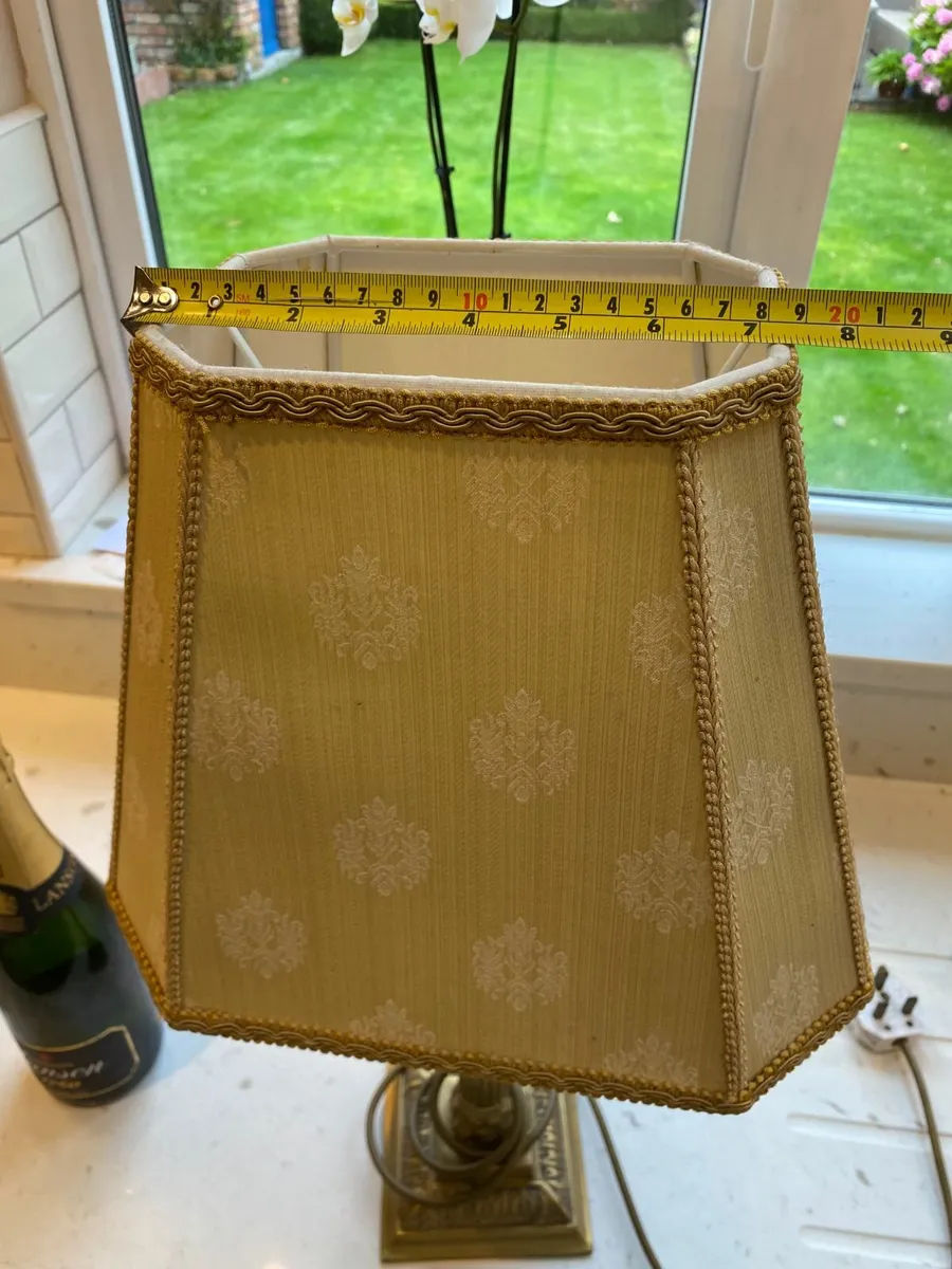 Brass Corinthian column table lamp - Image 4