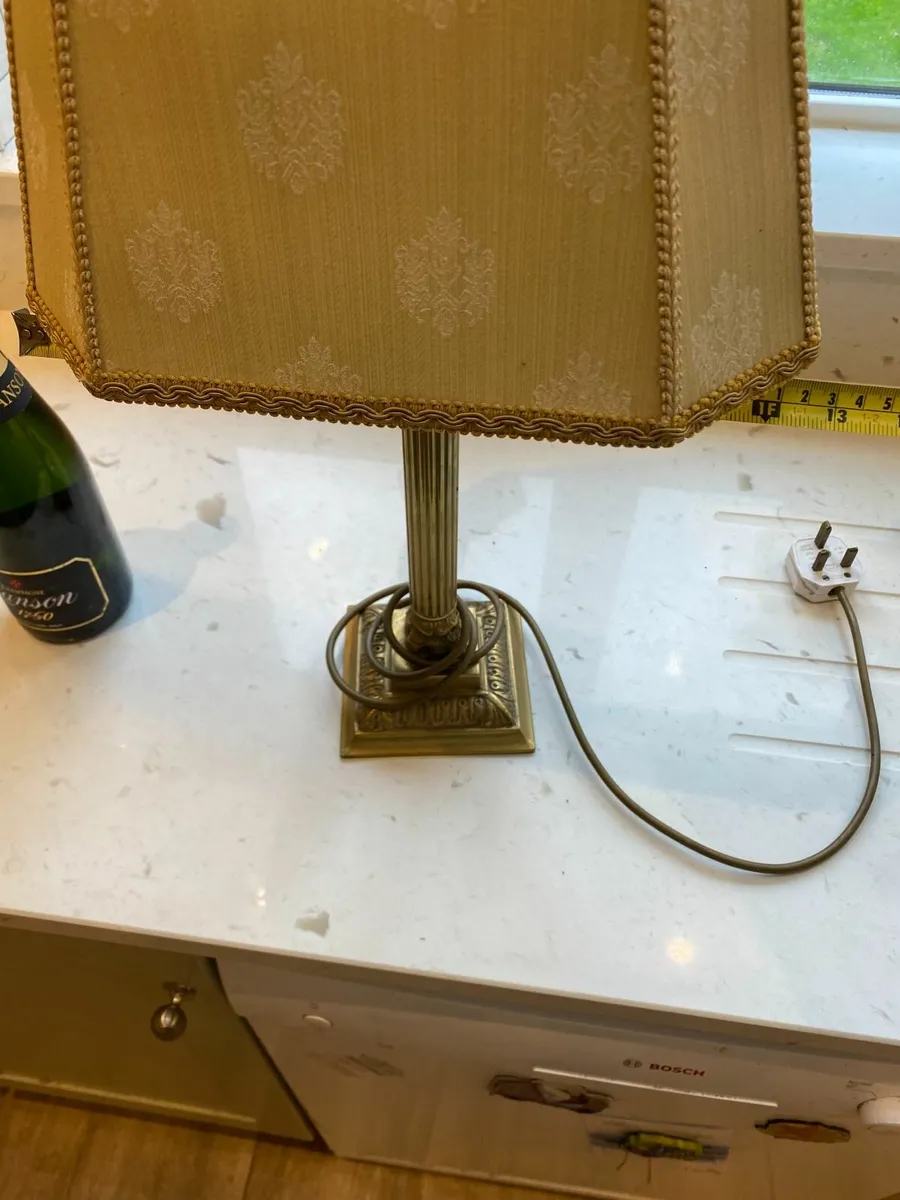 Brass Corinthian column table lamp - Image 1