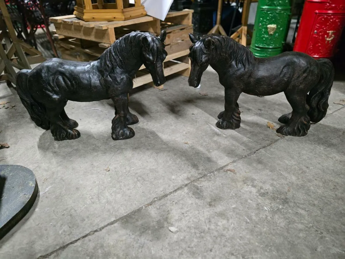 Very heavy cast iron horse garden ornaments - Image 3