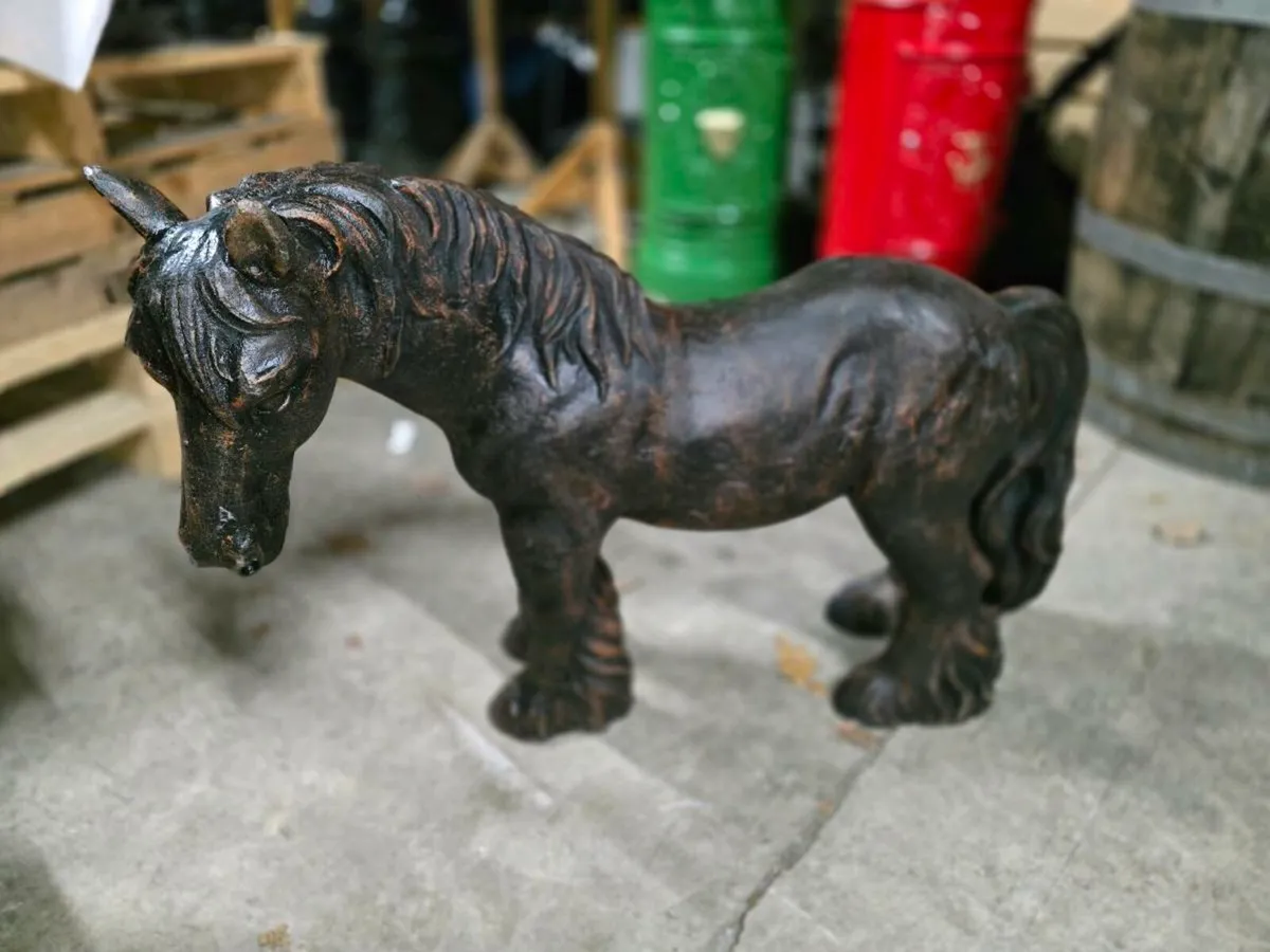 Very heavy cast iron horse garden ornaments - Image 1