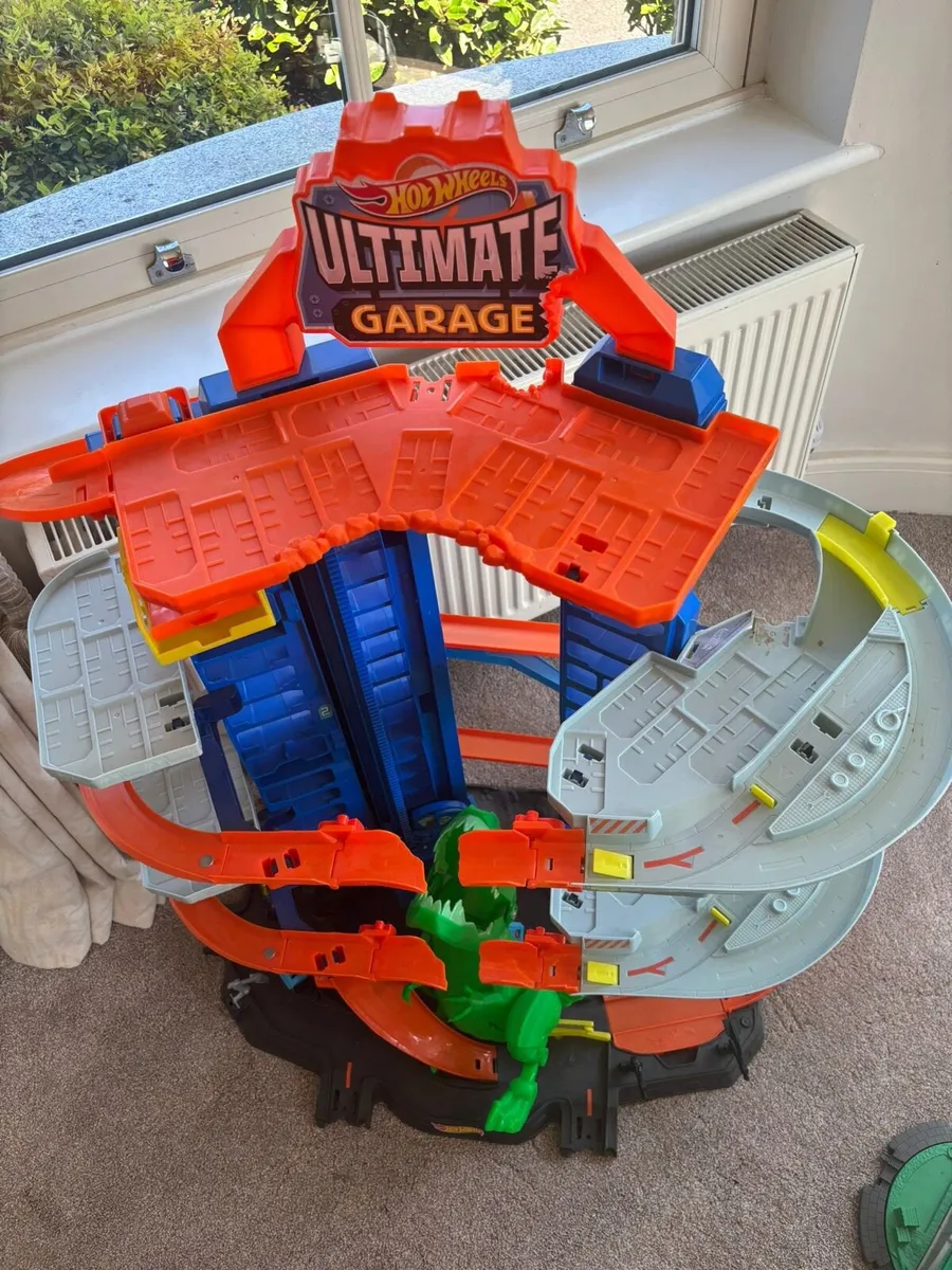 Hot Wheels Robo Ultimate City Garage - Image 3