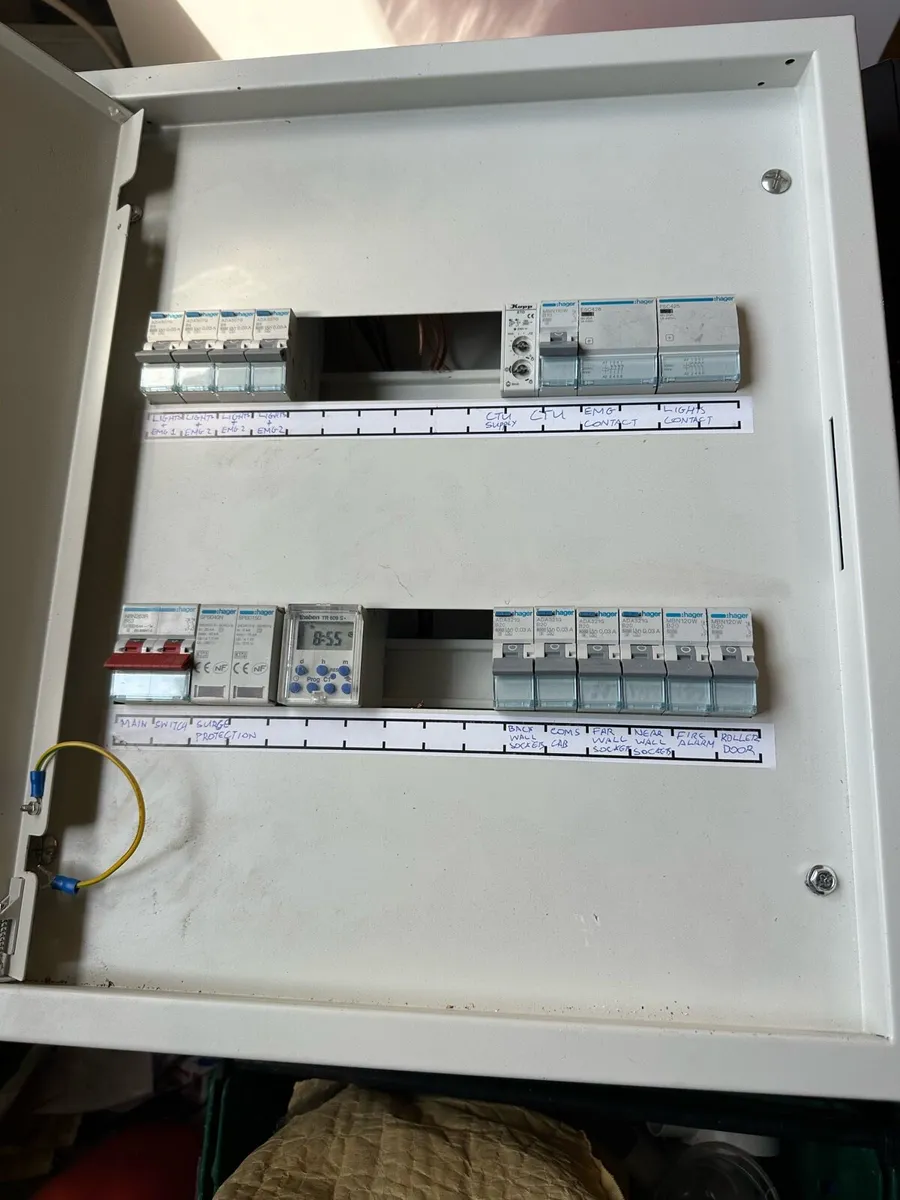 2 row metal fuse board - Image 1