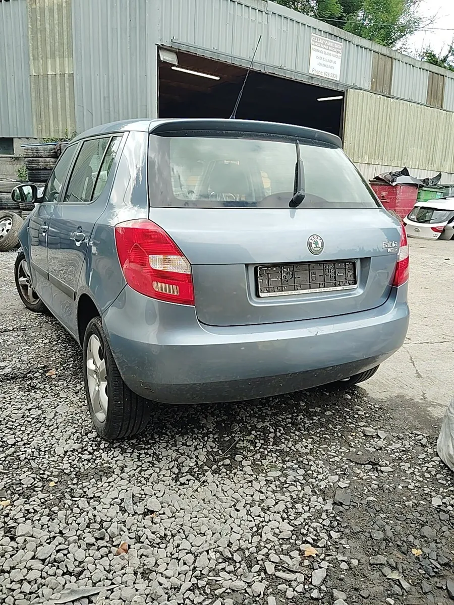 Breaking Skoda fabia 2010 1.2 chfa - Image 2