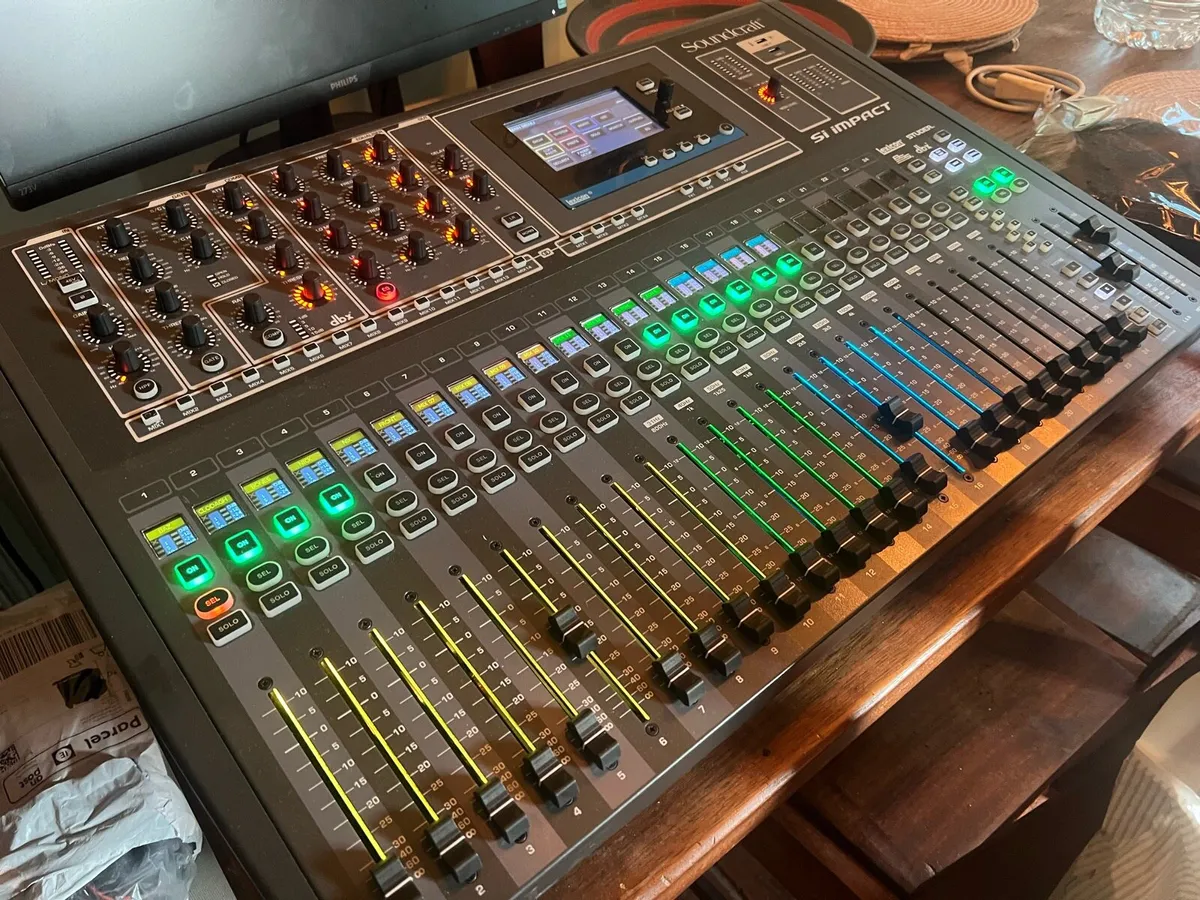 Soundcraft Si Impact Digital Mixer with case - Image 1