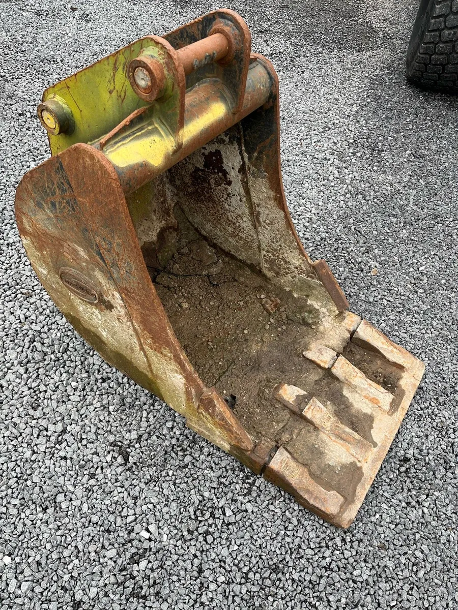 Strickland 22inch digging bucket 45mm pins - Image 1