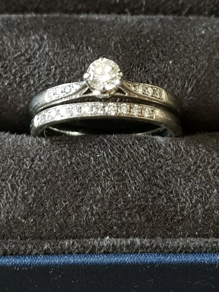 18ct  gold diamond solitaire/eternity ring set - Image 1