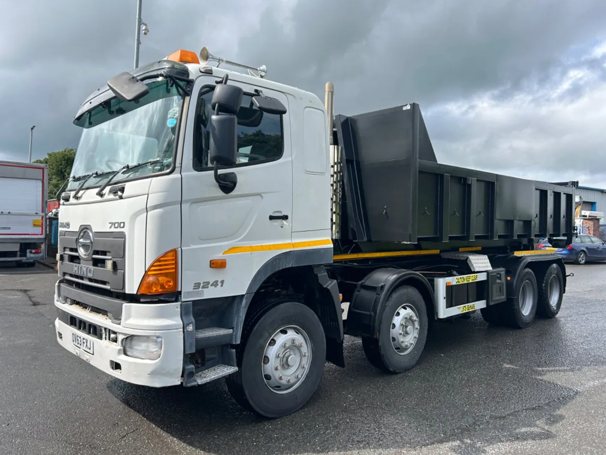 2013 hino 700 8x4 big hook loader - Image 1