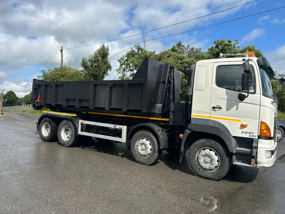 2013 hino 700 8x4 big hook loader - Image 4