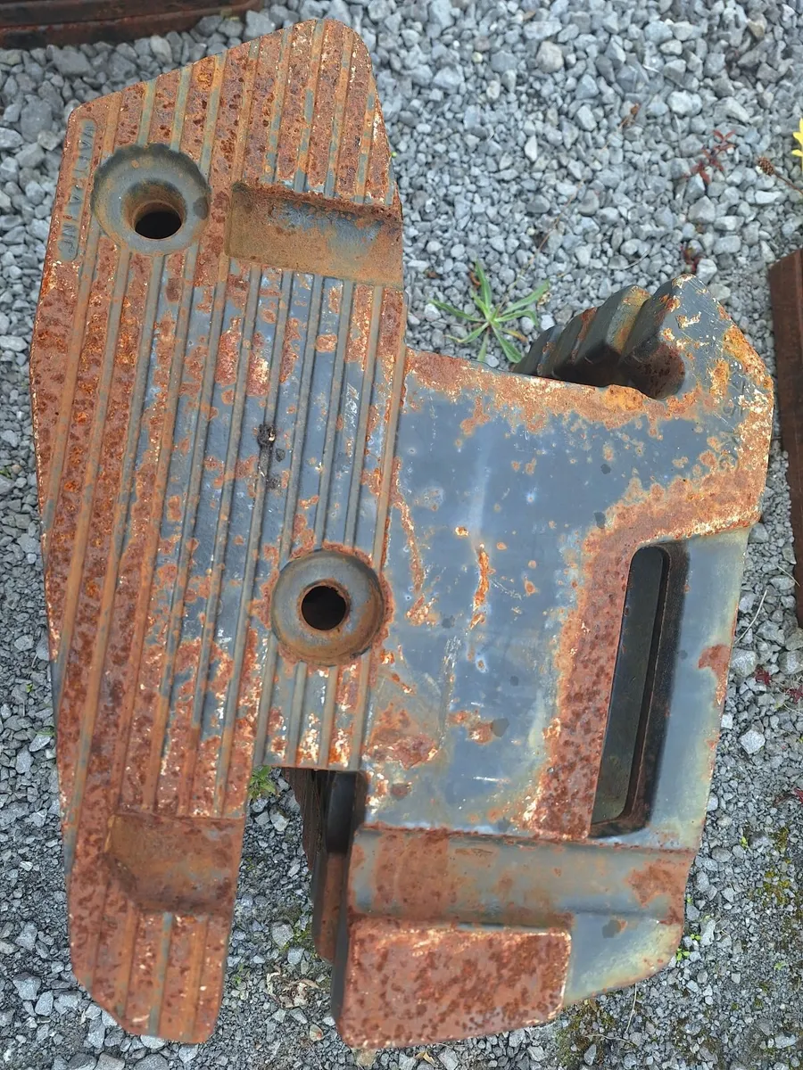 Valtra Weights - Image 1