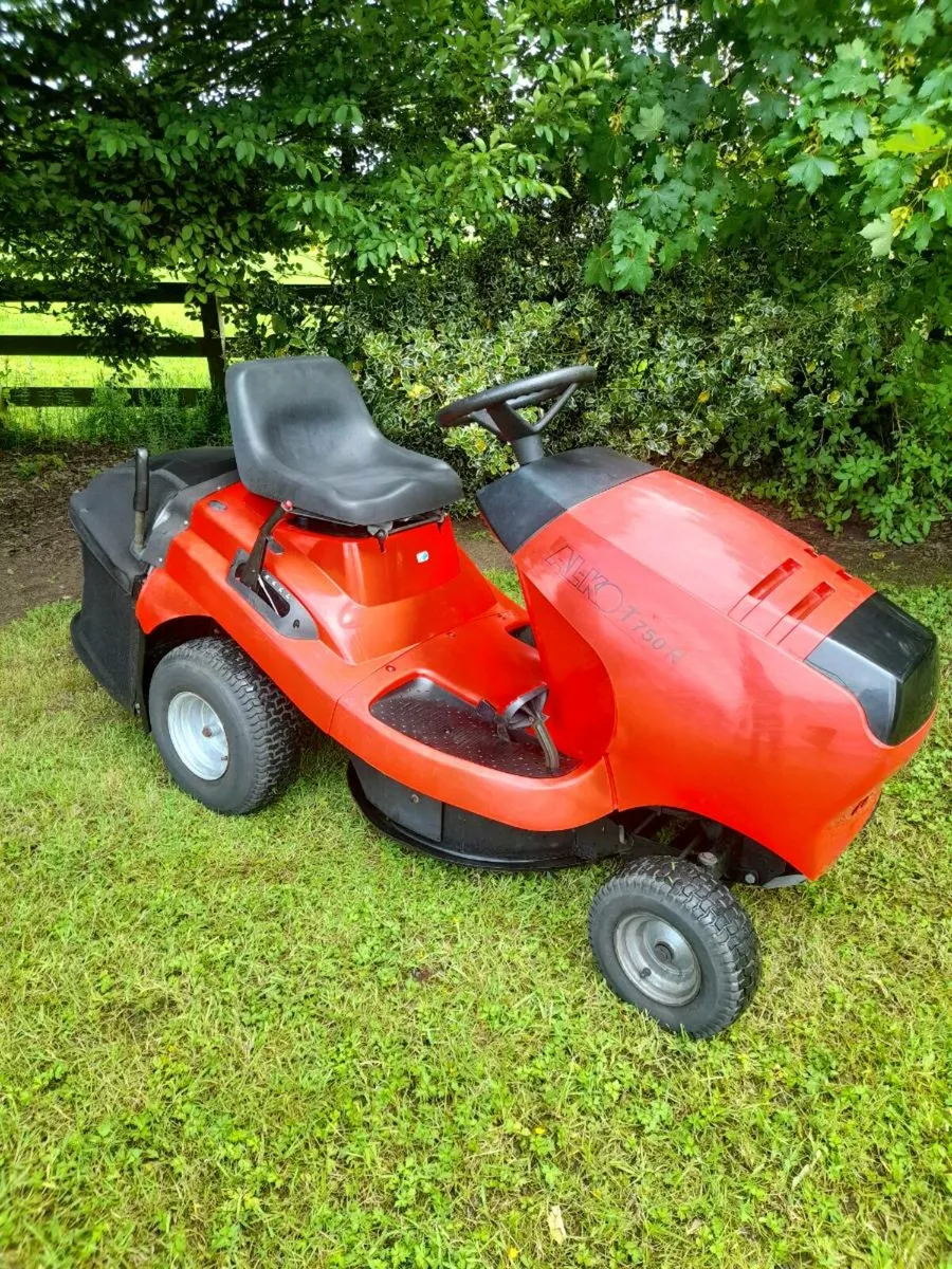 Ride on lawnmower - Image 1