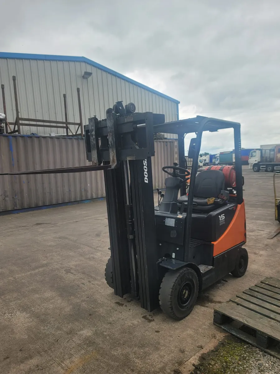 2018 Doosan 1.5 ton gas forklift container mast - Image 1
