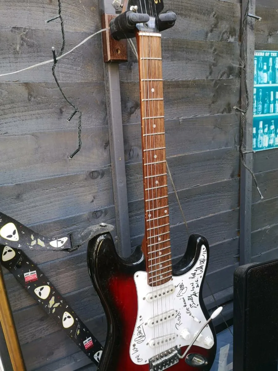 Selling guitar belonging to aslan and signed900 - Image 4