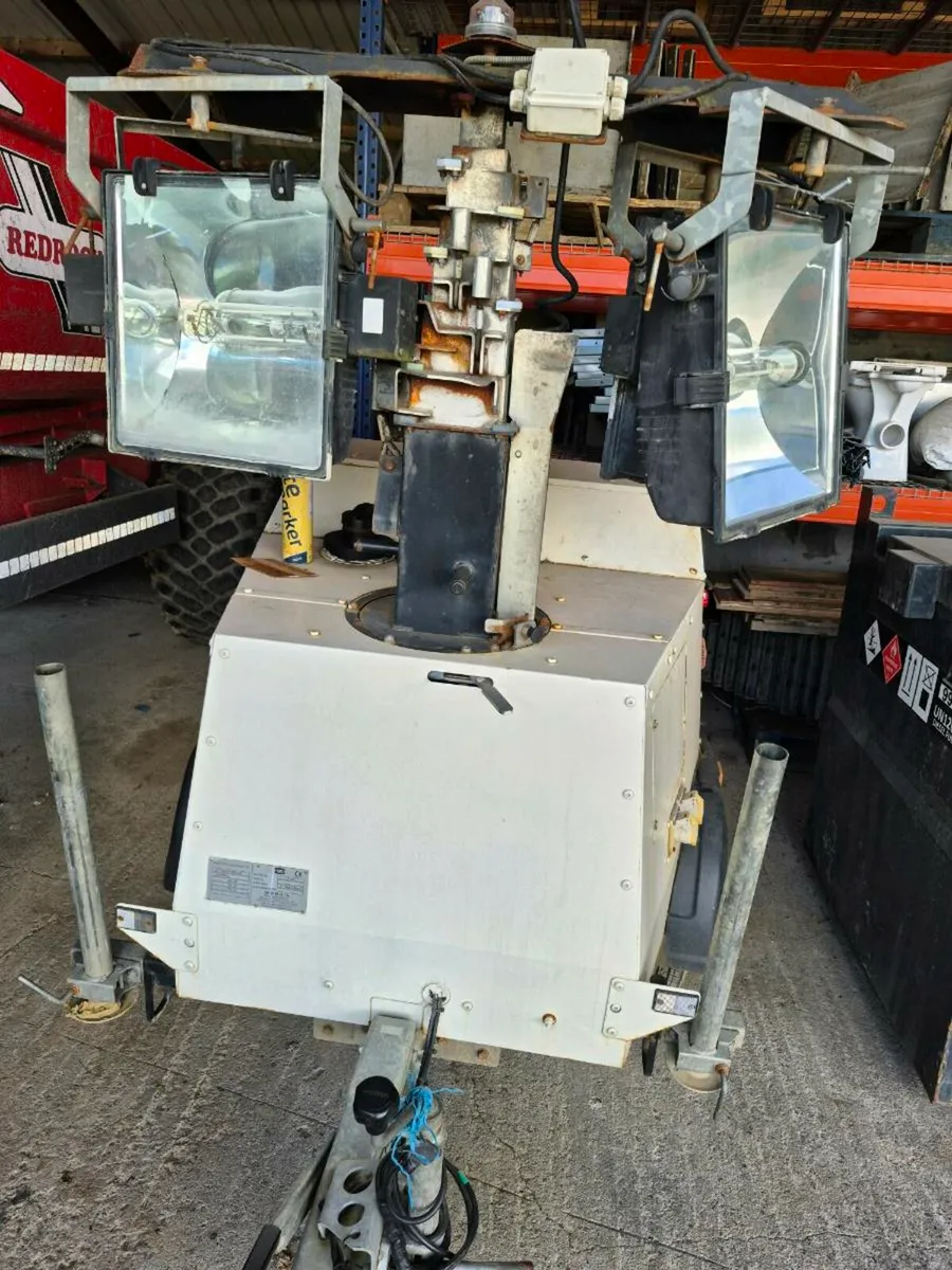 Lighting tower - Image 1