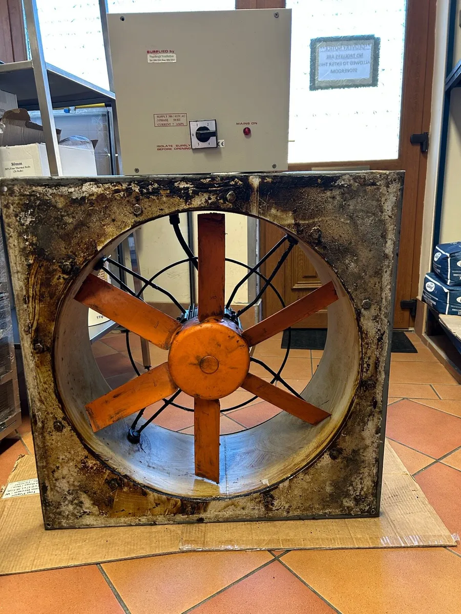 2 extraction fan motors with controller. - Image 1