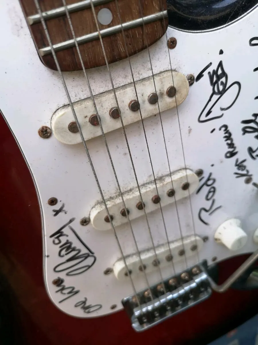 Selling guitar belonging to aslan and signed900 - Image 3