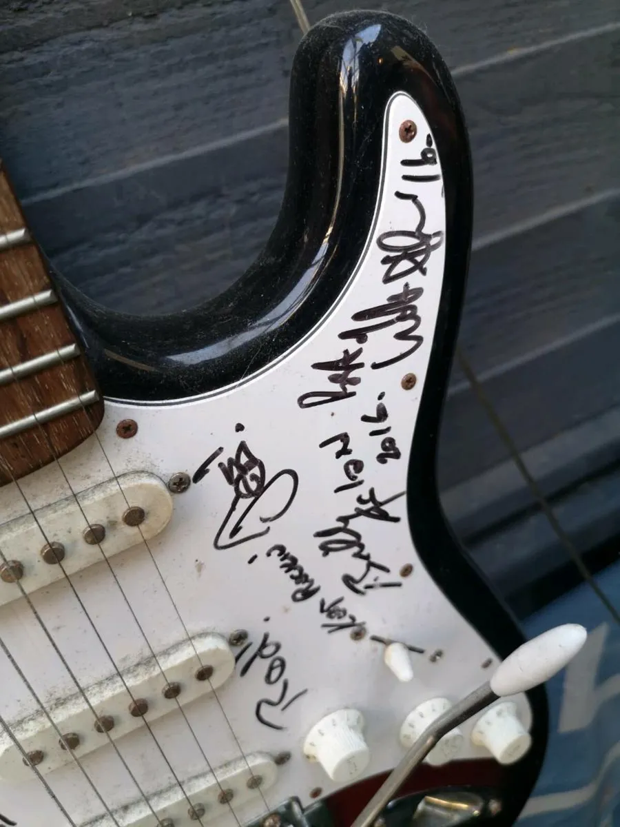 Selling guitar belonging to aslan and signed900 - Image 2
