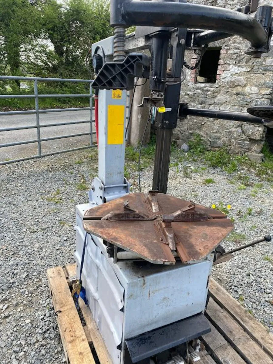 Full Automatic Tyre Changer - Image 1