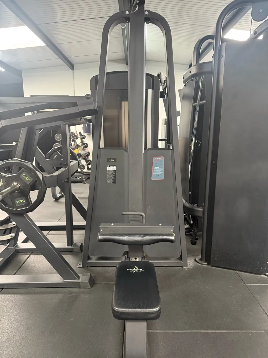 Lat Pull down machine - Image 1