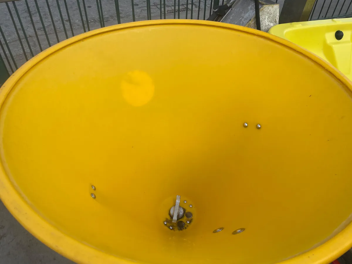New JarMet 7 bag Fertiliser Spreader - Image 2