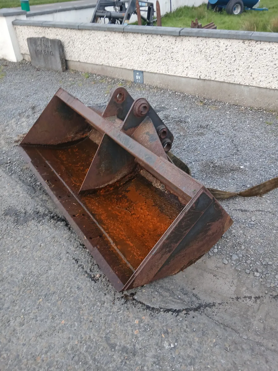 6ft bucket for sale. - Image 1