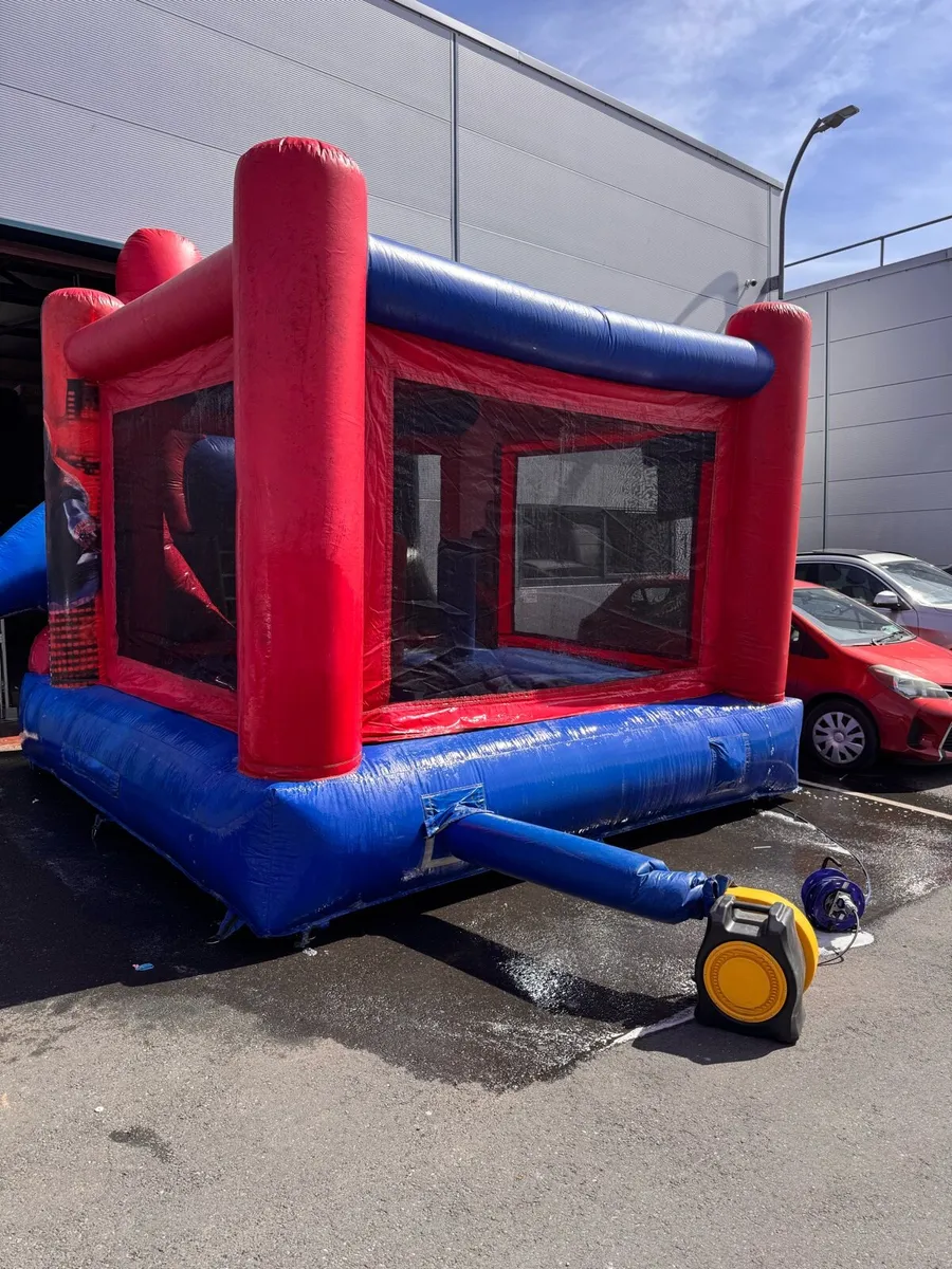 Spiderman bouncy castle - Image 3