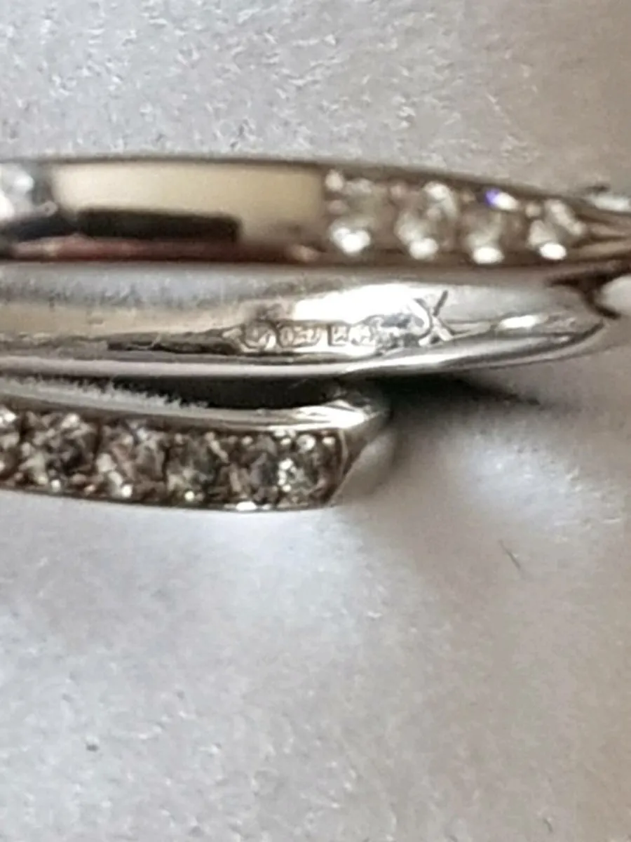 18ct  gold diamond solitaire/eternity ring set - Image 4