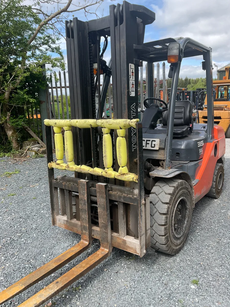 FORKLIFT - Image 1