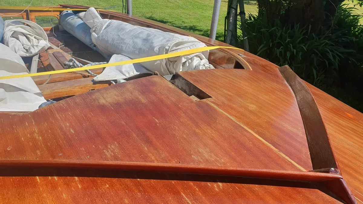 Classic  Merlin wooden sailing dinghy - Image 3