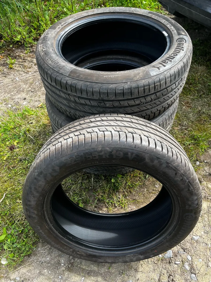 Continental 225/55 19R V 85% thread - Image 1